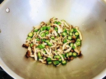 step3: 用滾水略煮本菇1分鐘。
燒紅油鑊，加入秋葵，略炒，加少量水，加入本菇，略炒。
