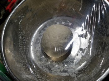 step4: 用保鮮紙包起麵糰待麵糰休息30分鐘