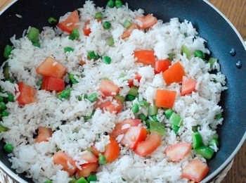 step3: 再下少許油，炒青椒、青豆和蕃茄，再下白飯，炒兩分鐘