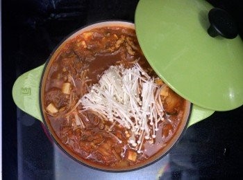 step11: 之後加入金菇，待湯煮沸後即可