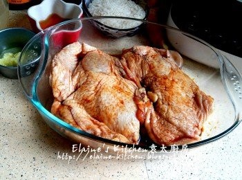 step3: 放入器皿內加入魚露 , <span class="group_2">醃料</span> , 少少蒜粒拌勻 , 先醃雞肉個邊 , 靜待30分鐘