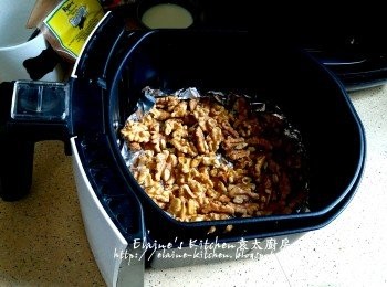 step3: 溫度調至200C , 時間調至5分鐘 , 熱辣辣的核桃肉待用