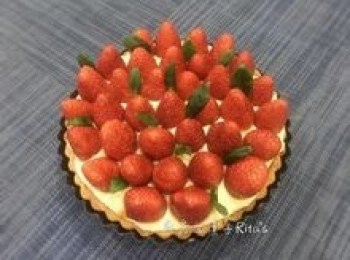 step14: 填入調好的馬斯卡澎内餡，依自己喜好擺上草莓，再用些草莓葉做裝飾，喜歡的話，還可以灑些糖粉做裝飾喔～