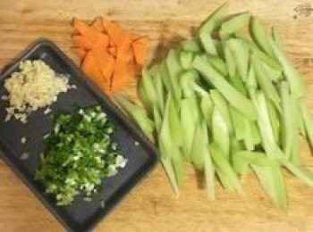 step5: 紅蘿蔔切片；蒜切末；蔥切花備用。