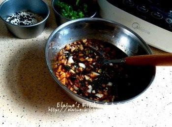 step12: 將薑粒及蒜粒放入鑊中爆香 , 加入汁料內 , 再加入少許蔥粒拌勻成汁料