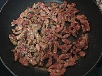 step5: 炒鍋燒熱後加入適量優質橄欖油，放入牛肉絲，煎炒到七粉熟後起鍋備用；