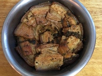 step12: 取一中碗，將豬五花延著碗邊依續排入，每塊瘦肉之間應有1/3是重疊的。