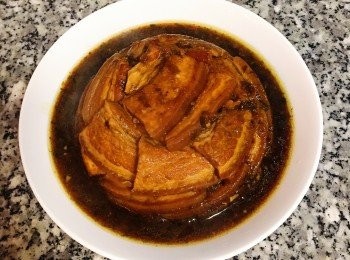 step19: 拿起碗公即可，再擺上瀝乾水的蔥絲與辣椒絲做<span class="group_4">裝飾</span>，即可上菜。