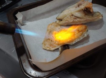 step6: 取出； 小心用火鎗燒至微焦便可趁熱食用。

＊燒過的魚頭會帶焦香； 但如無火鎗此步驟可免。