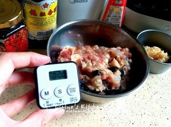 step5: 再加入雞蛋用手撻數分鐘至起膠 , 放入雪櫃下層靜待1小時