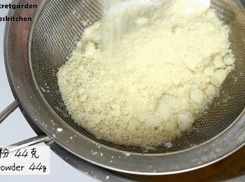 step7: 加入糖粉跟杏仁粉, 記得過篩
(有人問要不要用特細的杏仁粉, 我個人是不介意的
所以沒有特地去用,用過特細也不覺得有太大的差別😂😂
性價比不高XD)