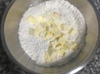 step5: 再將無鹽奶油塊倒入低筋麵粉中；