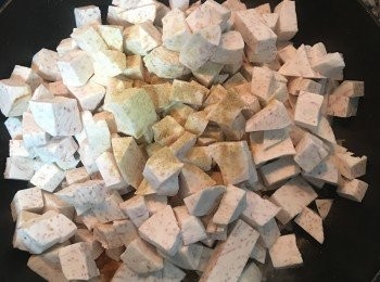 step6: 放入醬油、棕櫚糖、白胡椒粉、鹽拌炒均勻；