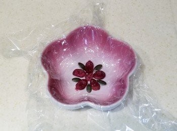 step3: 碗底舖好保鮮紙及放乾果。