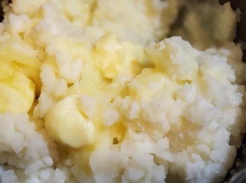 step2: 加入200ml 忌廉、2湯羹牛油、 兩茶匙鹽拌勻備用