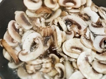 step4: 用些少牛油起鑊， 炒香蘑菇， 加入少許白酒炒至磨菇出水， 加入些少雞粉及糖炒香， 最後加入50ml 忌廉拌勻， 最後埋一個生粉芡，盛起備用