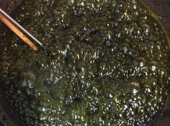 step5: 先倒入抹茶粉/焙茶粉，快速拌均勻。