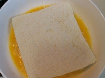 step3: 放入步驟(1)的多士, 將每邊索滿蛋汁。