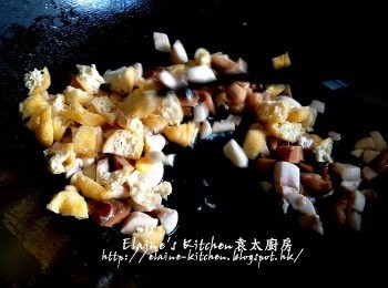 step5: 冬菇粒及白蘑菇粒放入鑊中爆香 , 加入豆腐卜粒再拌炒數分鐘