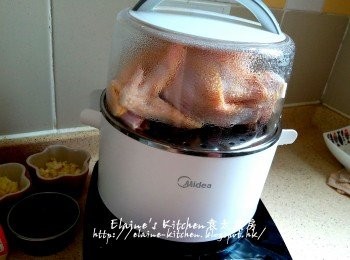 step8: 將雞放入早餐機的蒸架上 , 蓋上蓋按<蒸 / 煮>功能 , 時間調至25分鐘