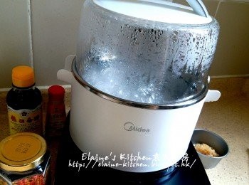 step7: 雲吞放入美的早餐機的煲仔內 , 加少許鹽及水 , 蓋上蓋時間調至10分鐘