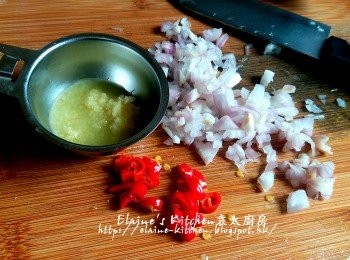 step2: 乾蔥頭去衣切碎 , 紅辣椒切粒 , 薑去皮磨成薑汁