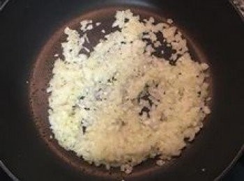 step6: 炒鍋放少許油炒香洋蔥丁和蒜末；