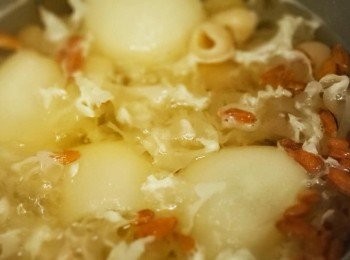 step5: 加入雪耳及杞子， 繼續以中慢火煲15分鐘