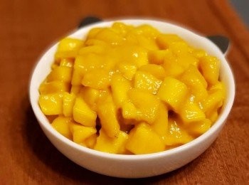 step2: 先把芒果去皮切粒， 部分芒果肉打成芒果醬汁備用