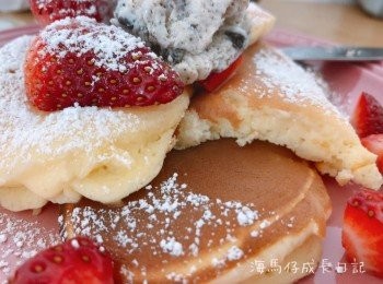 step3: 上碟後加上喜歡的生果、雪糕、蜜糖或糖霜即可