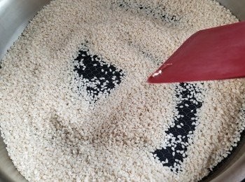 step2: 白芝麻用白鑊炒香灘凍待用