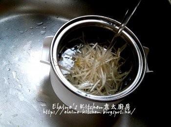 step5: 銀芽放入美的早餐機的煲仔內 , 加少許鹽及水蓋過面