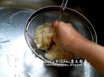step6: 白米用水沖洗及瀝乾