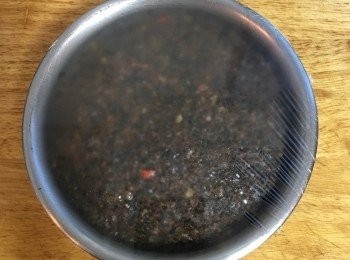 step16: 取出蒸好的梅干扣肉，準備一個適當大小的盤子；