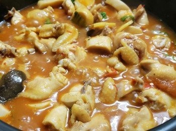step7: 將鮮雞清洗隔乾水份斬件，用 1 茶匙雞粉，大地魚粉，胡椒粉，魚露，麻油，生粉醃 45 分鐘。番茄，雞肶菇切件。