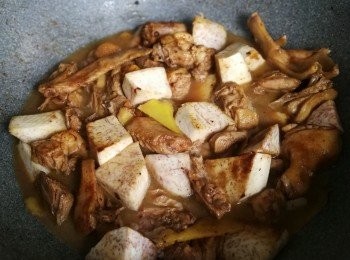 step4: 下芋頭及所有調味炒勻，加水，滾起後轉小火加蓋焗30分鐘即可享用