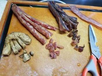 step4: 冬菇浸軟後與臘腸,臘肉分別用較剪剪成粒,臘肉皮太硬不要