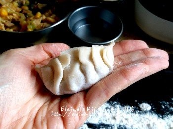 step9: 將適量餡料放在餃子皮上 , 用水封口左右對摺成餃子形狀靜待10分鐘 , 1.5湯匙麵粉與3/4杯水拌勻