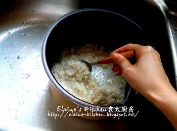 step9: 將白米轉放入美的智能高速鍋的煲內 , 加入餘下份量上湯及水拌勻(水的份量至平時煮飯的水量即可)
