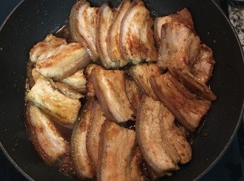 step5: 下調味料，煮滾；