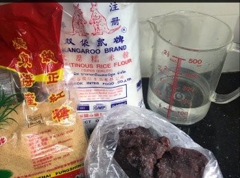 step1: 將200克糯米粉加150毫升冷水及50熱水拌勻，搓成粉糰。另煲滾大約200ML水，把糖煮溶。