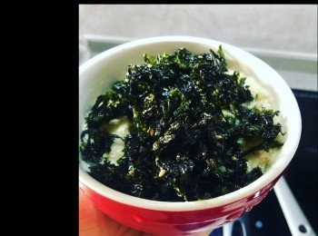 step2: 加入罐頭tuna，攪勻，最後加入雞蛋攪拌至傑身，撒上韓式紫菜