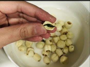 step2: 蓮子浸半小時去芯；