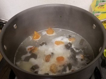 step6: 再放入鹹蛋黃，滾起後加入蛋白攪拌