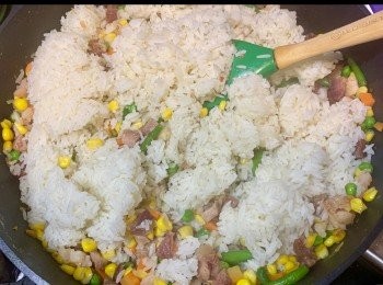 step4: 加埋飯炒混。
