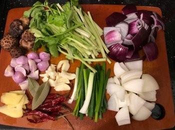 step2: 冬菇洗淨浸水至軟身，保留浸冬菇水
洋葱、紫洋葱、紅葱頭、蒜頭、薑、唐芹、葱洗浄切好