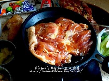 step13: 醃好的<a href="https://bit.ly/2ZxapeY" target="_blank" data-keyword="雞扒" class="guide-link"><strong>雞扒</strong></a> <span style="display:inline-block;vertical-align:middle;margin-top:-3px;color:initial;border-radius:3px;padding:2px 3px;font-size:12px;line-height:14px;background:#87d300;color:#fff;">即買</span> 放入美的早餐機的煎pan內 , 按<煎餅>功能 , 將<a href="https://bit.ly/2ZxapeY" target="_blank" data-keyword="雞扒" class="guide-link"><strong>雞扒</strong></a> <span style="display:inline-block;vertical-align:middle;margin-top:-3px;color:initial;border-radius:3px;padding:2px 3px;font-size:12px;line-height:14px;background:#87d300;color:#fff;">即買</span> 兩面煎至金黃色(煎<a href="https://bit.ly/2ZxapeY" target="_blank" data-keyword="雞扒" class="guide-link"><strong>雞扒</strong></a> <span style="display:inline-block;vertical-align:middle;margin-top:-3px;color:initial;border-radius:3px;padding:2px 3px;font-size:12px;line-height:14px;background:#87d300;color:#fff;">即買</span> 的油留起)