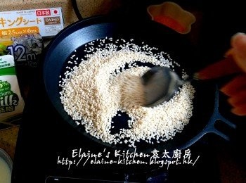 step4: 白芝麻放入美的早餐機的煎pan內 , 按<煎餅>功能拌炒白芝麻成微黃色