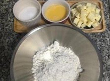 step3: 接著進行派皮的製作，首先將派皮材料秤好；冷凍的奶油切成小塊；鹽直接與糖秤放在一起。