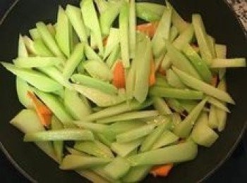 step8: 原鍋再放點油，將紅蘿蔔片和佛手瓜入鍋拌炒；